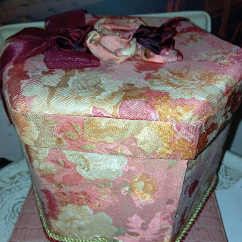 Fabric large jewelry box like new in shades of pink, white and burgundy 18"
