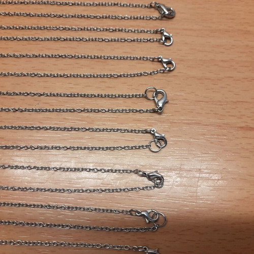 Necklaces with thin chain like new, pack of 25 pieces
