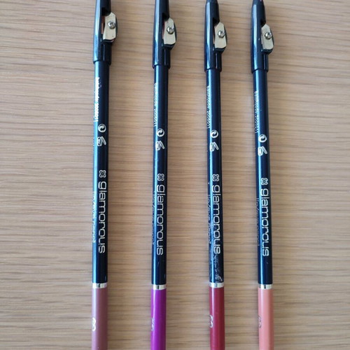 Glamorous lip liners like new, pack of 4 pieces
