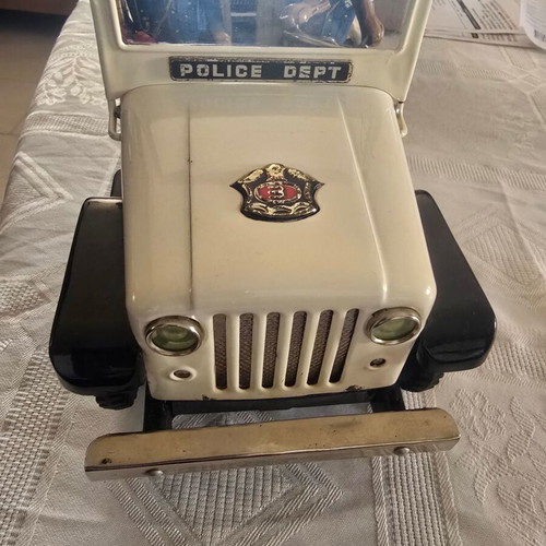 Tin police car from the 1950s like new with officers