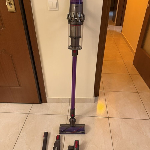 Dyson V11 (SV17) cordless vacuum with removable battery like new, 4 attachments