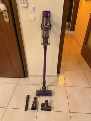 Dyson V11 (SV17) cordless vacuum with removable battery like new, 4 attachments