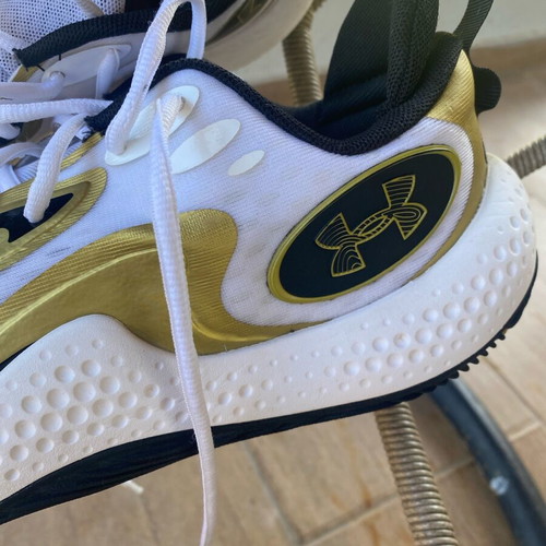 Under Armour athletic shoes like new, white with gold details size 43
