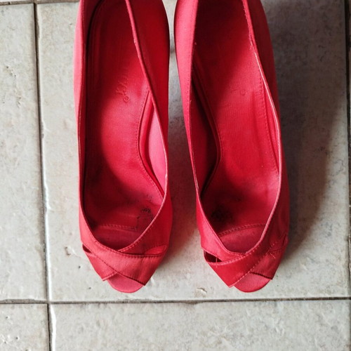 Set of size 40 pumps and satin bag like new, red