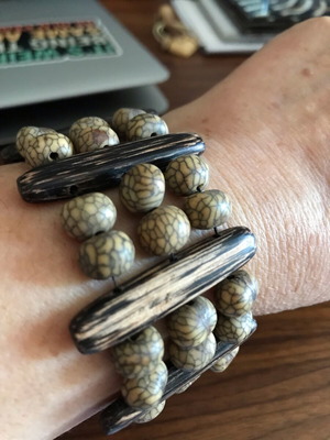 Βραχιόλι ξύλινο σαν καινούργιο με λαστιχάκια, μπεζ και καφέ