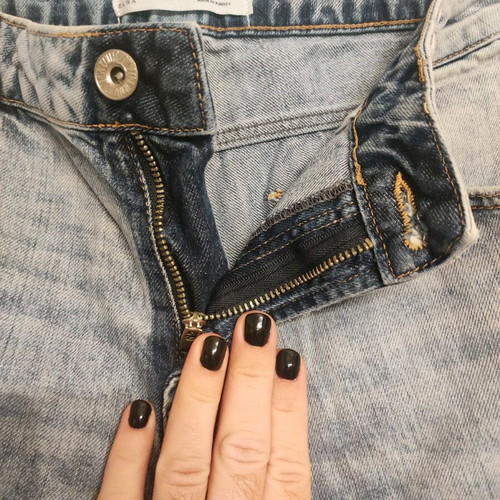 Zara women's light blue jeans like new with rips