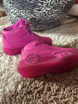 Skechers παιδικά αθλητικά ροζ σαν καινούργια με φωτισμό και δόνηση μέγεθος 33.5