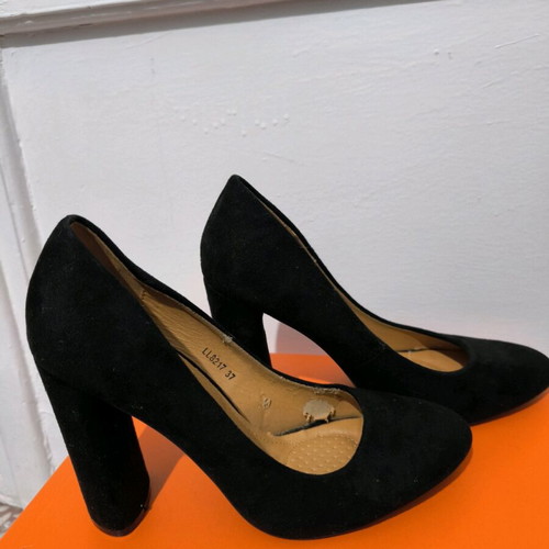 Suede black pumps size 37 like new