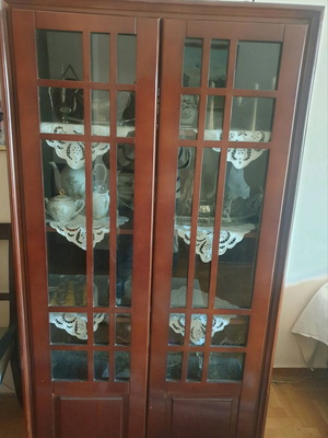 Showcase crystal cabinet like new, solid walnut wood with 3 shelves