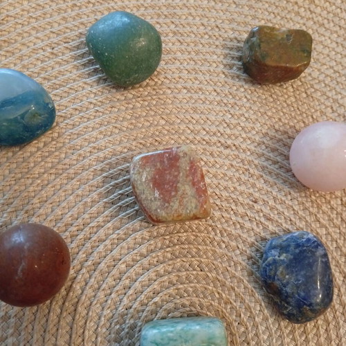 Pack of 23 natural semiprecious stones and crystals (tumbled stones)