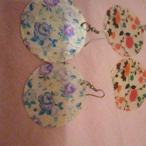 Earrings shell set of 2 pairs like new, multicolor