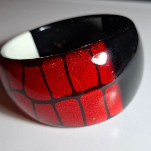 Wooden women's bracelet used with 3D red and black pattern