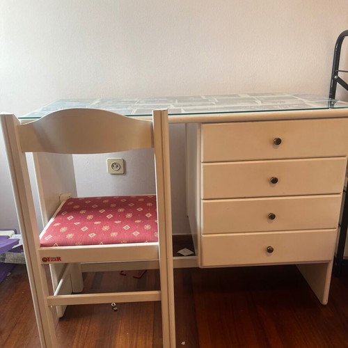 Children's desk used with chair and 4 drawers