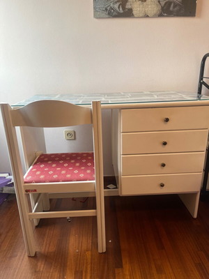 Children's desk used with chair and 4 drawers