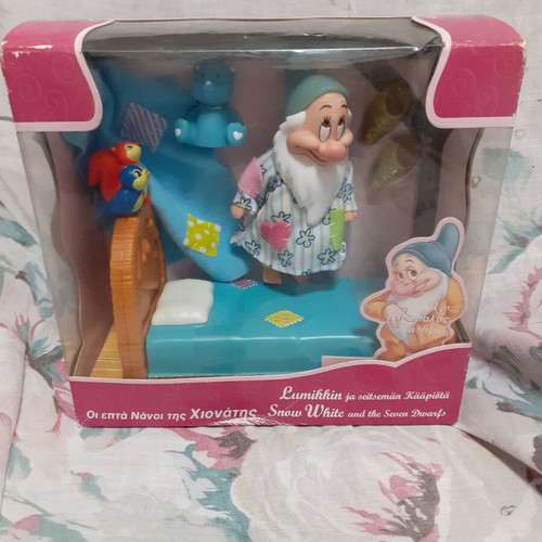 Snow White and the Seven Dwarfs Bashful Disney new