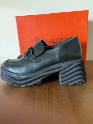 Ragazza shoes size 40 black like new