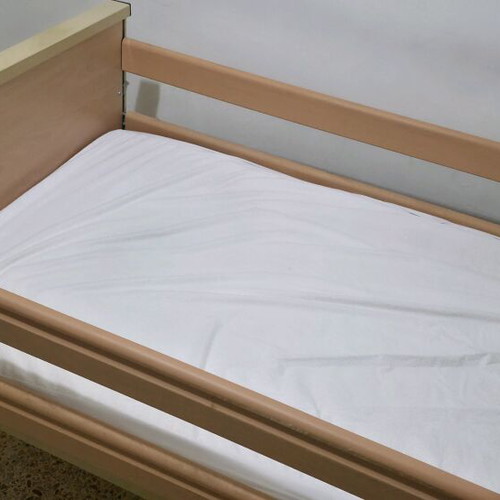 Single hospital bed like new with remote control and 4 motors