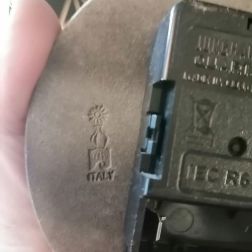 Analog tabletop clock used with battery