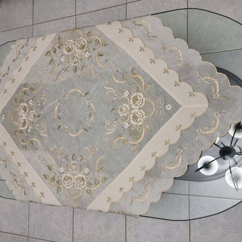 Table linens set like new, 4 pieces