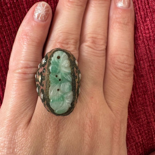 Vintage handmade Victorian ring with carved green nephrite and pearls like new