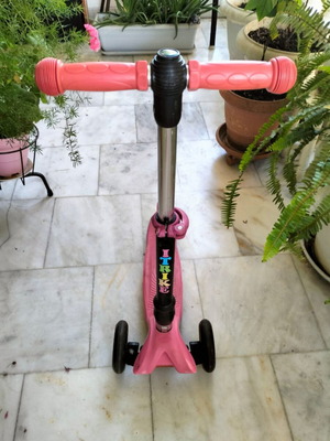 Children's scooter with light-up wheels like new