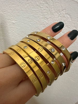 Set of 6 gold stainless steel bracelets like new