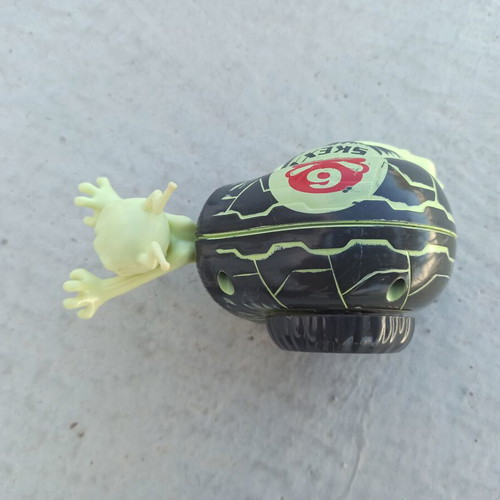 Skexx figure from Turbo Snails by Hasbro 2001 like new