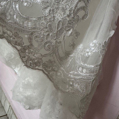 Flower girl dress with tail and bow, like new, age 2-3