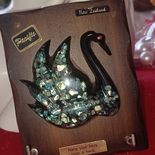 Wall Key Holder with Swan Vintage from New Zealand like new