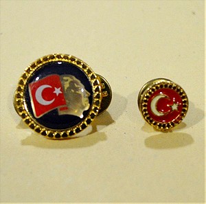 Τουρκικές κονκάρδες (2 τεμάχια) πέτου με το πρόσωπο του Κεμάλ και την Τούρκικη σημαία (40 ευρώ).
