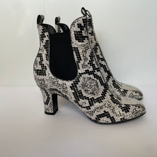 Louis Vuitton ankle boots exotic leather like new, size 38