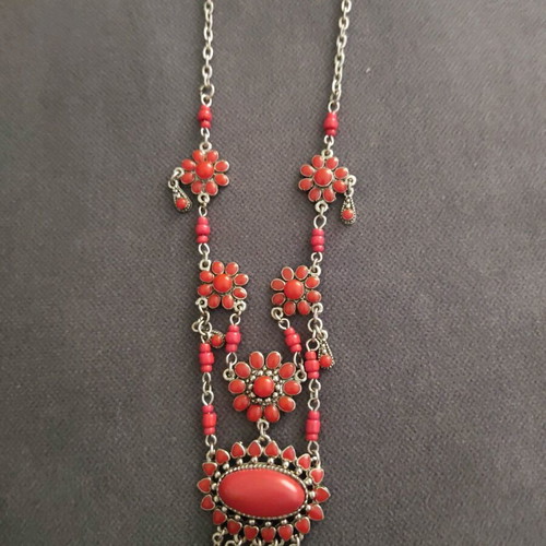 Beaded necklace like new, red