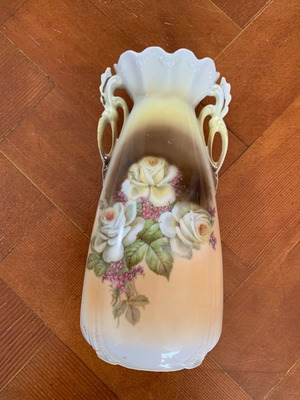 Victorian antique vase from England with wear on gold rim mouth