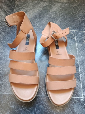 Γυναικεία δερμάτινα πέδιλα Marks & Spencer καινούργια, μέγεθος 41