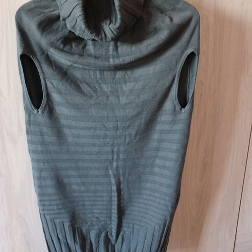 Sleeveless knitted sweater gray like new, very comfortable
