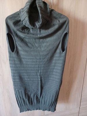 Sleeveless knitted sweater gray like new, very comfortable