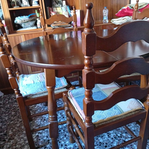 Wooden Rotonda table with four chairs used