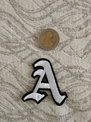 Κεντητό υφασμάτινο patch με γράμμα Α σε γοτθική γραμματοσειρά, ασπρόμαυρο