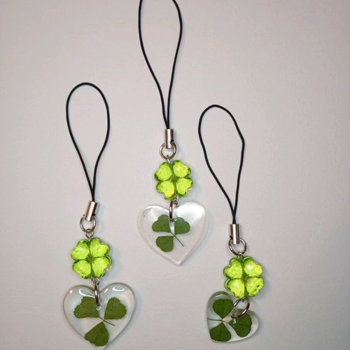 Lucky 13 keychain with resin and real clovers like new, multicolor green
