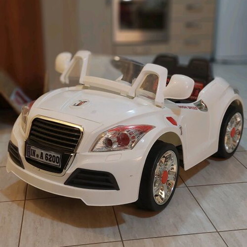 Electric children's car like new with wide seat