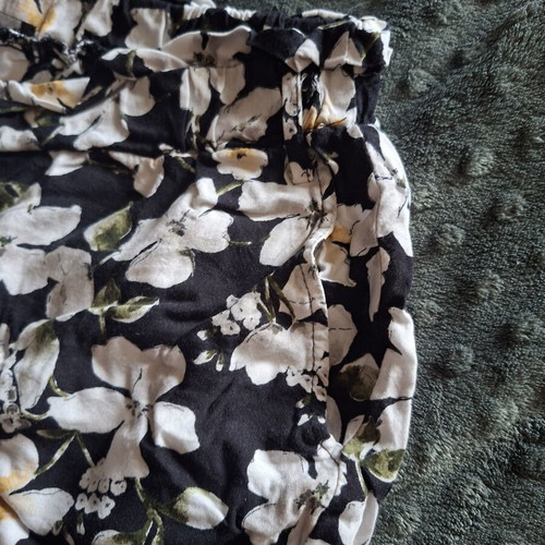 Women's floral shorts like new, size L, black and white