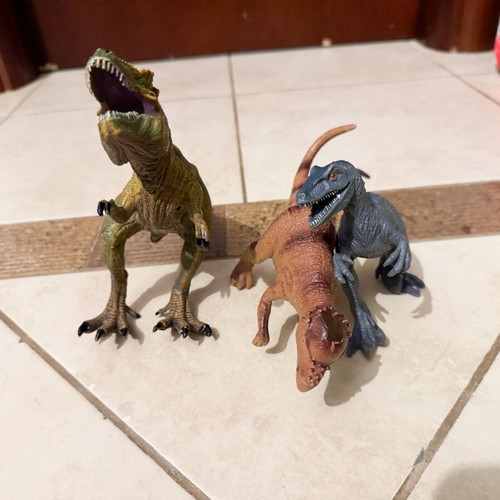 Dinosaur figures like new, set of three