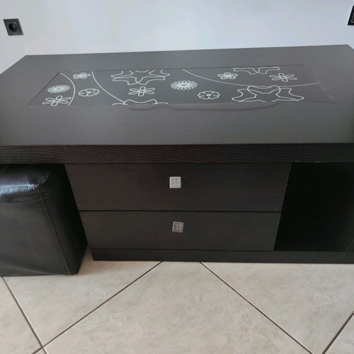 Coffee table with 2 stools used, with water swelling