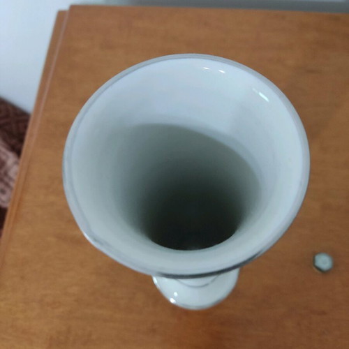Porcelain vase like new with simple and beautiful design