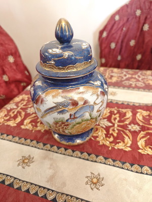 Chinese vase with lid handpainted, new condition