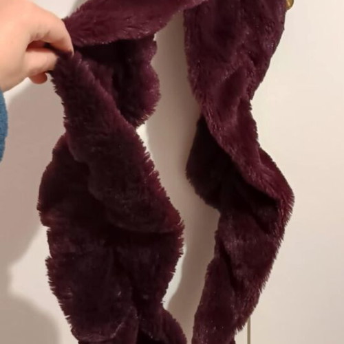 Women's goniko scarf like new, neck style