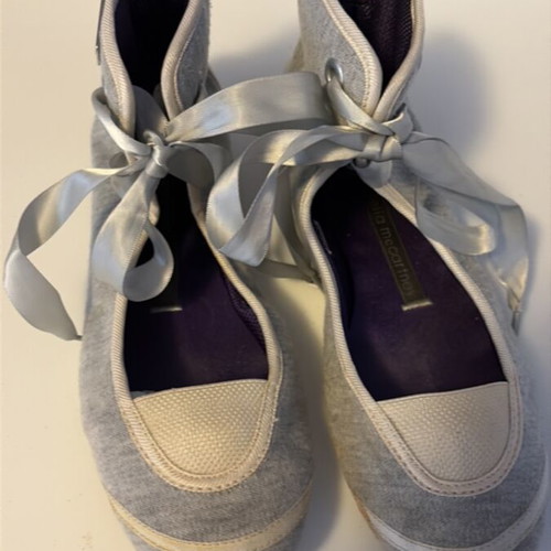 Adidas x Stella McCartney μπαλαρίνες μέχρι τον αστράγαλο με σατέν κορδέλες, άσπρες και γκρι
