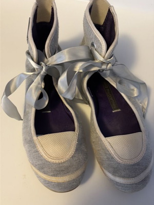 Adidas x Stella McCartney μπαλαρίνες μέχρι τον αστράγαλο με σατέν κορδέλες, άσπρες και γκρι