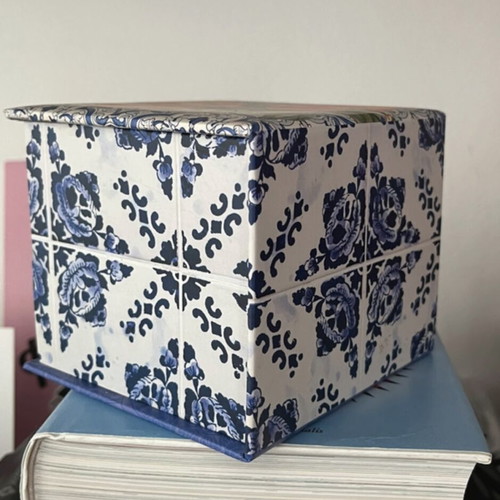 Storage box like new with note papers and storage space