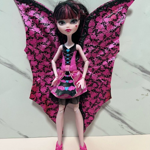 Monster High Draculaura doll with wings like new, slight wing defect